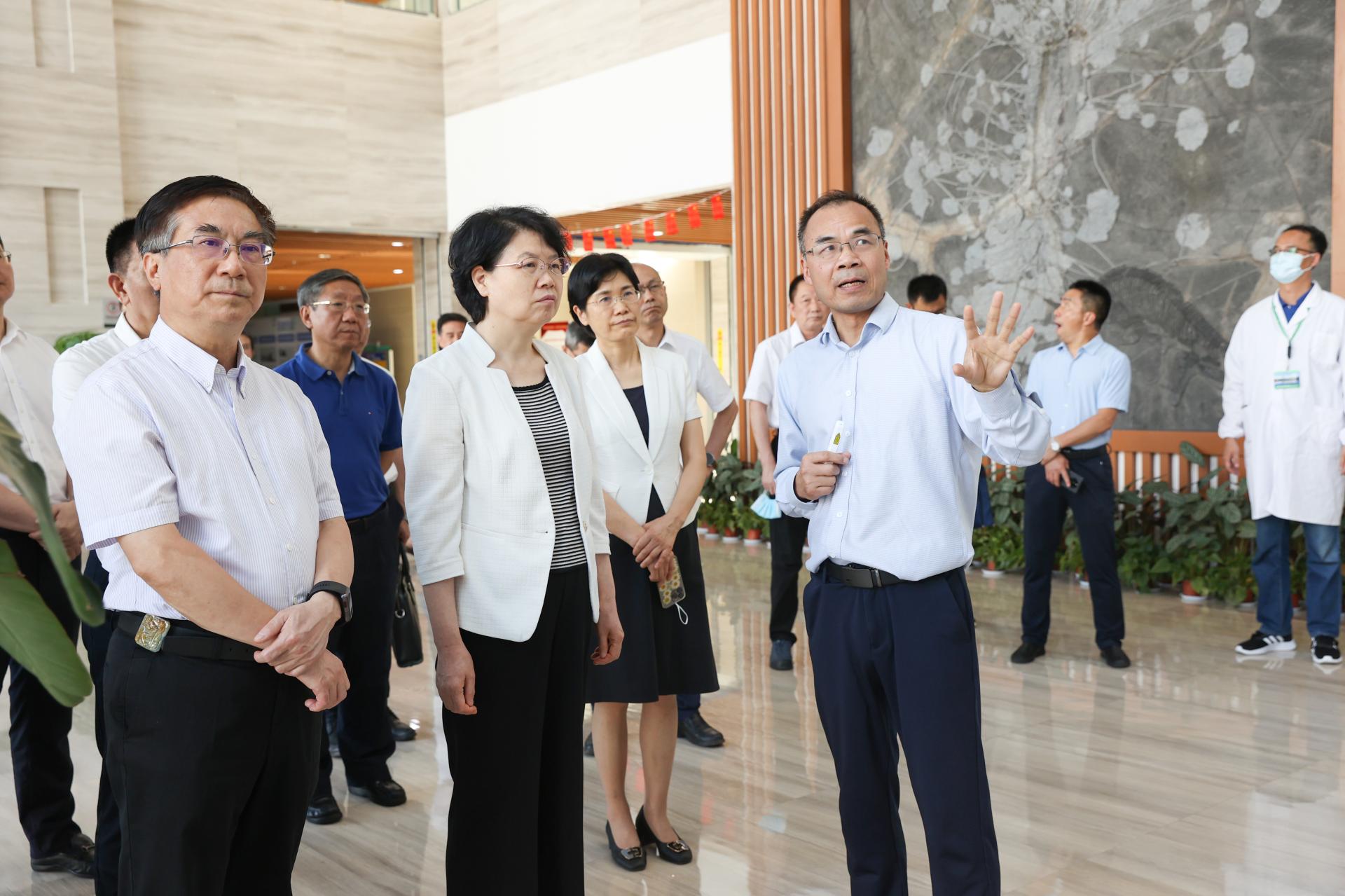 湖北省副省長肖菊華來中國地質(zhì)大學(xué)（武漢）調(diào)研：瞄準戰(zhàn)略需求優(yōu)化提升科研實力-地大熱能
